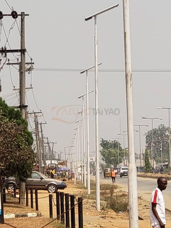 Nigéria - Lampadaire solaire tout-en-un 60 W et 80 W
