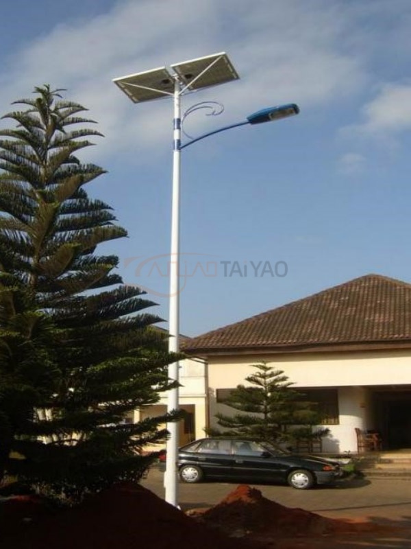 Ghana - Poteau d'éclairage 7 m / Lampe LED 40 W