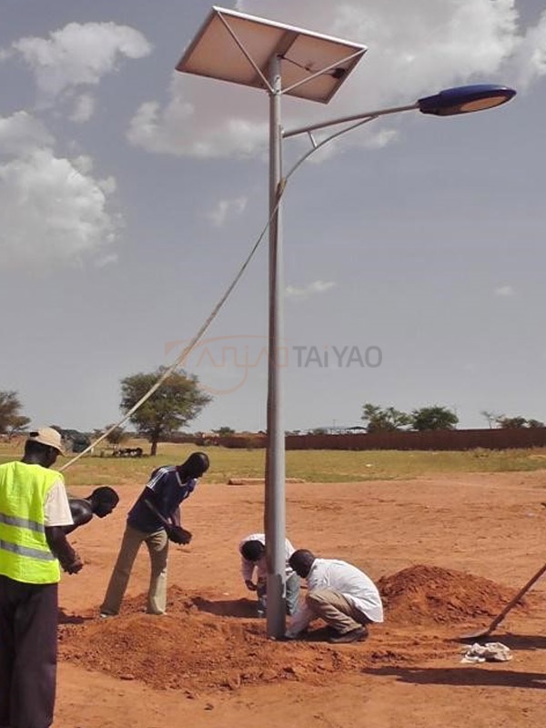 Cameroun - Poteau d'éclairage 6 m / Lampe LED 21 W