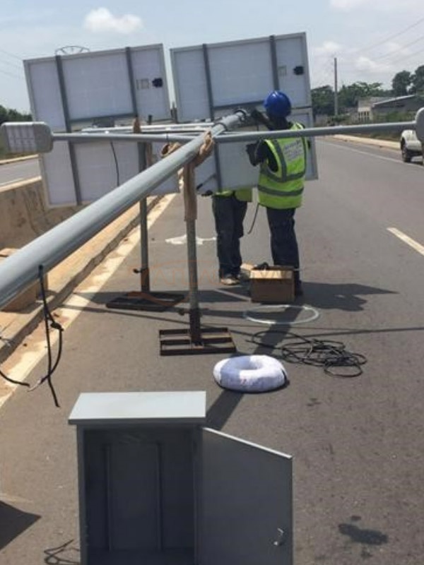 Bénin (Cotonou) - Poteau éclairage 10m / Lampe LED 100W