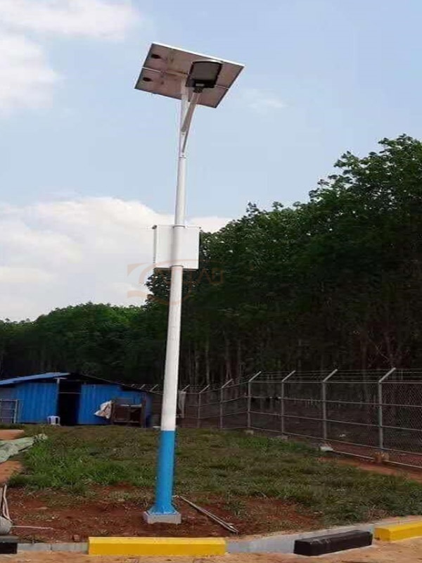 Cambodge - Poteau éclairage 6m / Luminaire solaire intelligent intégré 30W